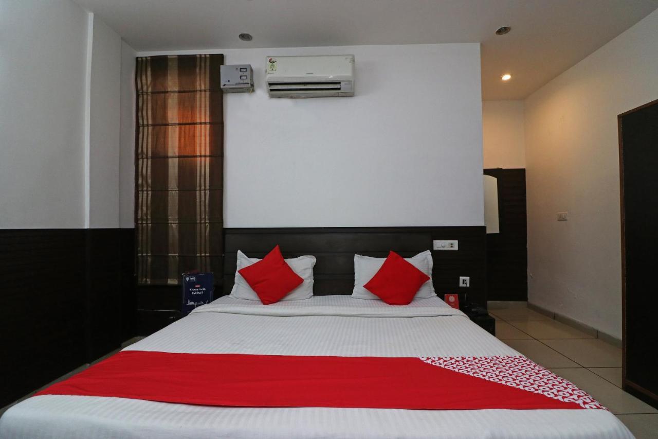 Oyo 22677 Hotel Mehfil Rajpura Exterior photo